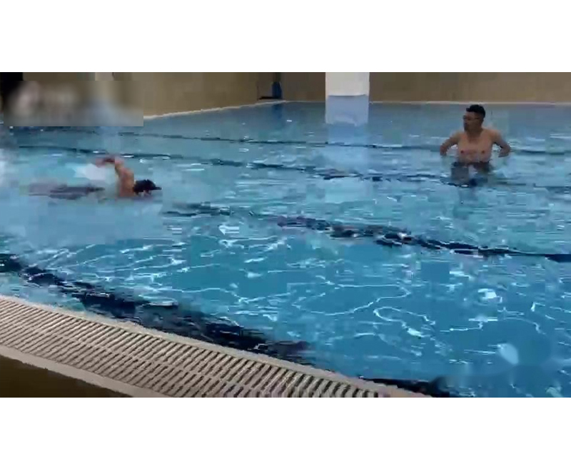 拉萨泳池使用中