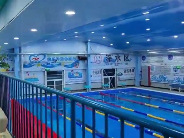 泳池使用中